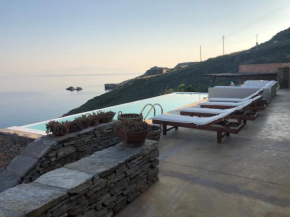The Charming Waterfront Retreat, with a swimming pool & direct access to the sea, ideal for large families, or a group of friends